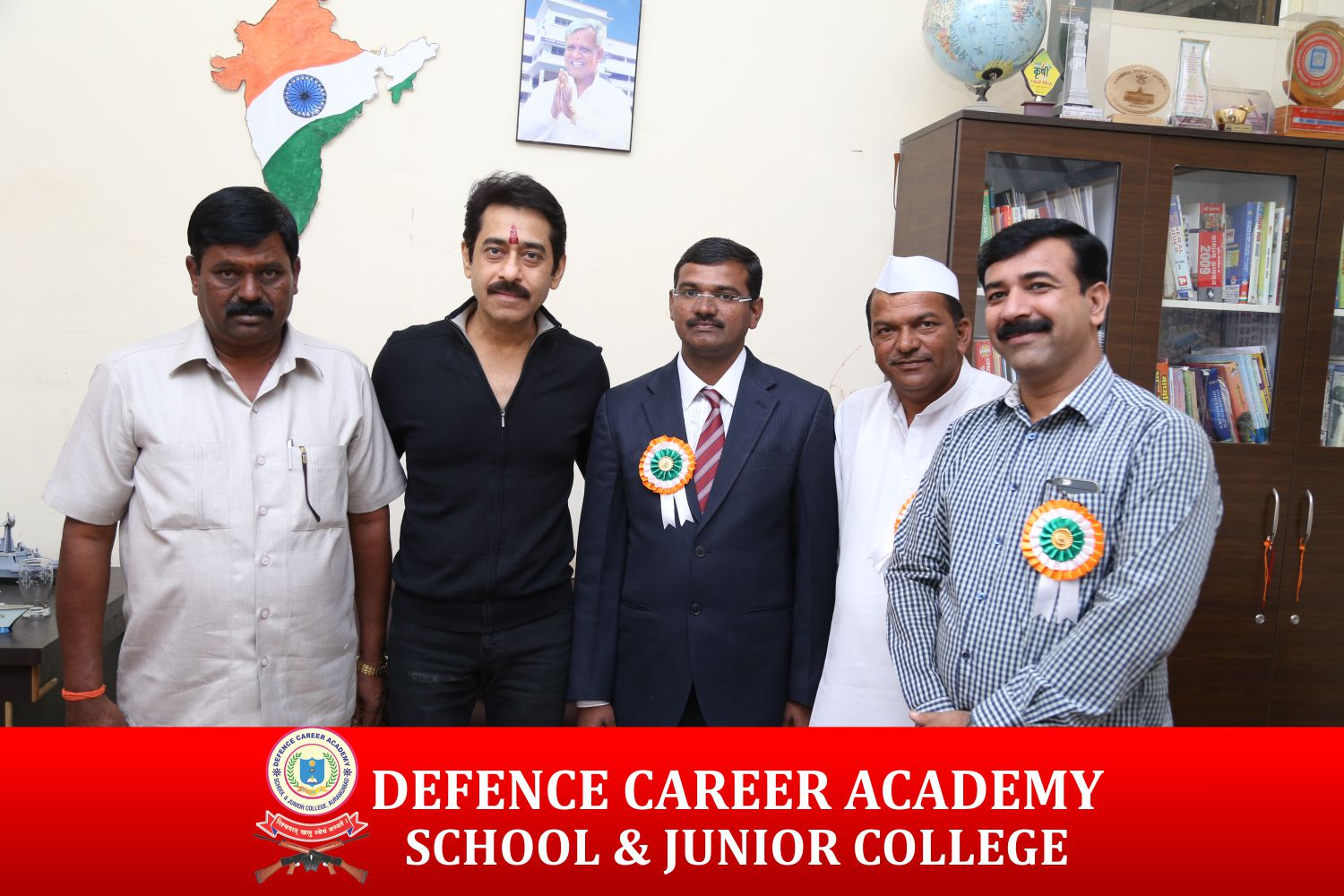 student-getting-awards-from-senior-army-top-10-CDS-coaching-centres-in-aurangabad